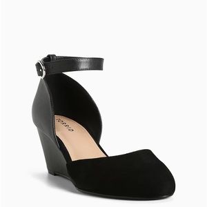 Torrid 9W FAUX LEATHER & GENUINE SUEDE MINI WEDGES (WIDE WIDTH) Black Strappy